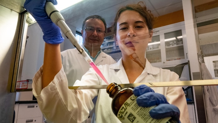 Levon Abrahamyan et Marie Marbaix dans un laboratoire.