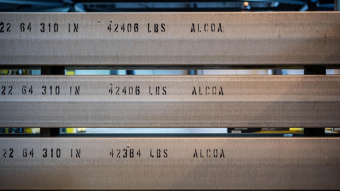 Des poutres d'aluminium dans une aluminerie.