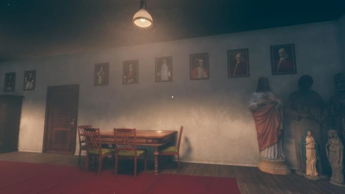 Scène du jeu vidéo montrant une pièce avec des portraits historiques et des statues religieuses. 