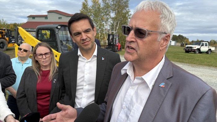 Le candidat d'Abitibi-Est pour le PLQ, Pierre Dufour, en présence de son chef Charles Milliard et de la candidate de Rouyn-Noranda–Témiscamingue, Leanne Loney.
