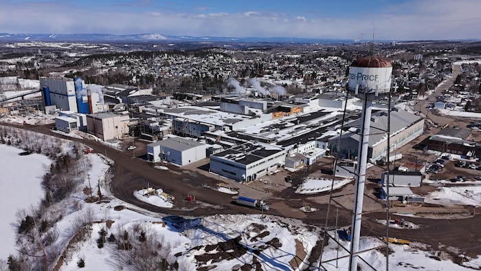 Une vue aérienne de l'usine de Kénogami.