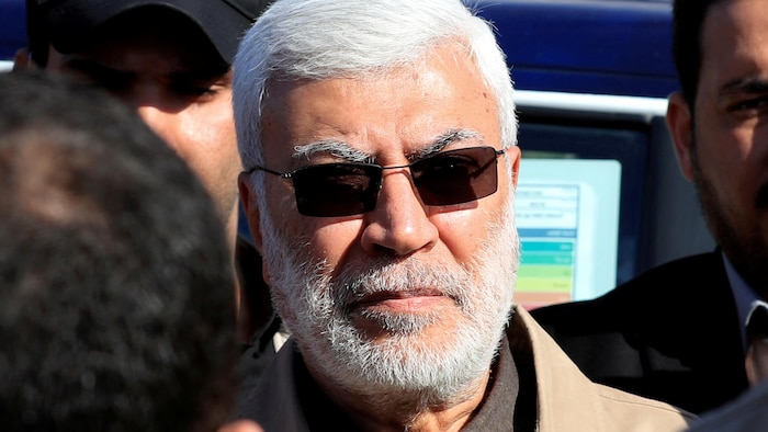 Portrait d'Abou Mehdi al-Mouhandis qui porte des verres fumés.