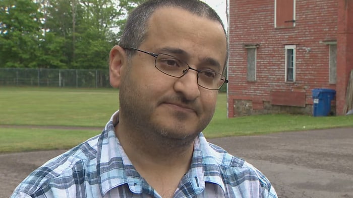 Le maire lors d'une entrevue dehors