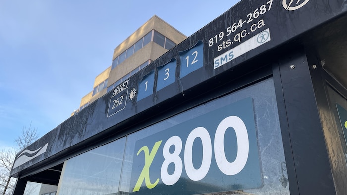 Un abribus de la Société de transport de Sherbrooke (STS).
