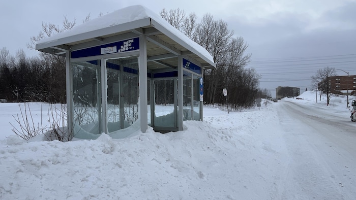 Un abribus enneigé.