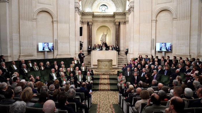 Des membres de l'Académie française réunis en assemblée annuelle en 2016
