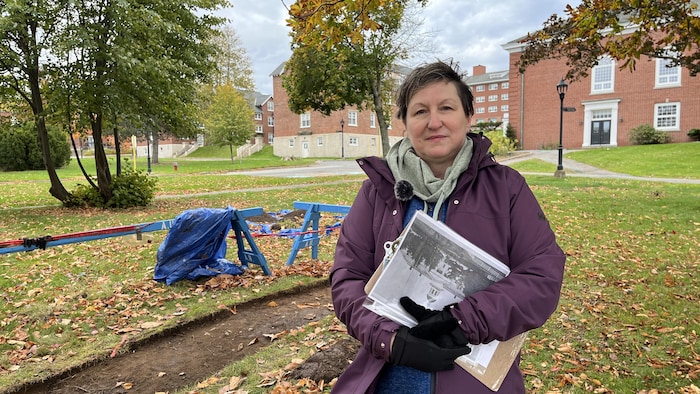 Une femme debout sur le campus de l'Université Acadia