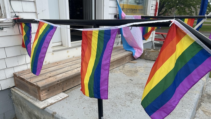 Des drapeaux à l'entrée d'une boutique.