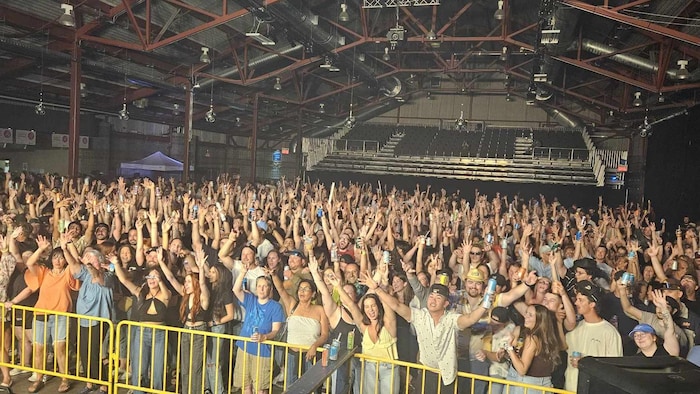 Une foule qui danse.