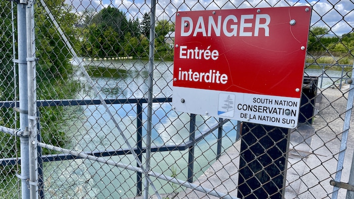 Un panneau interdisant l'accès à l'eau.