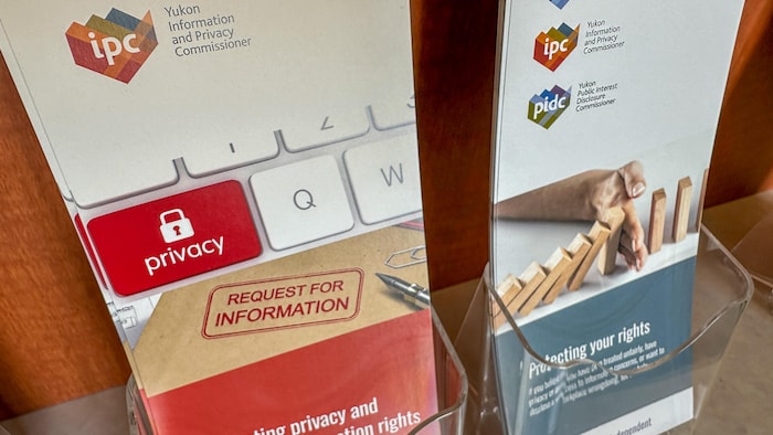 Une brochure au Commissariat à l’information et à la protection de la vie privée du Yukon décrit les droits des citoyens.