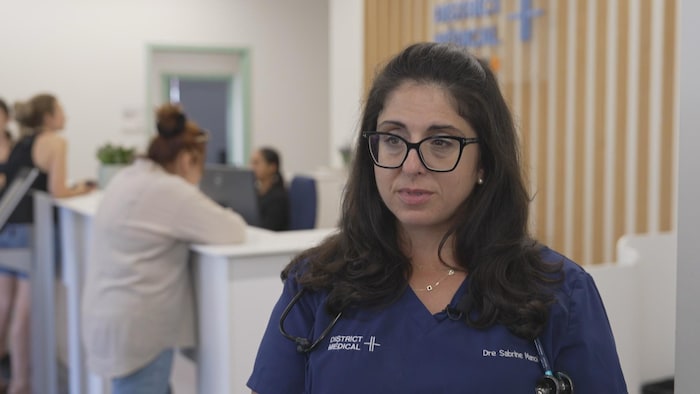 Une docteure dans sa clinique.