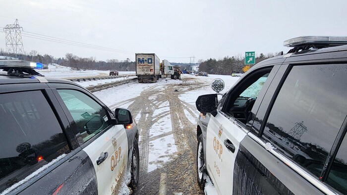 Véhicules de la Police provinciale de l’Ontario sur les lieux d’un accident sur l’autoroute 401.
