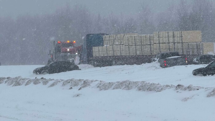 Un poids lourd et des autos impliqués dans un accident en pleine tempête hivernale.