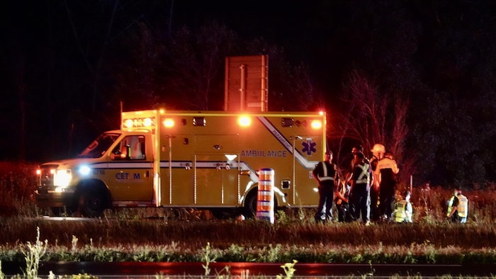 Une ambulance et des intervenants sur les lieux de l'accident.                   