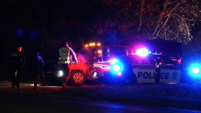 Des policiers de la SQ sur les lieux d'un accident.