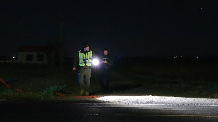Des policiers de la SQ sur les lieux d'un accident.