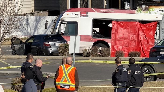 Un autobus et une voiture qui sont entrés en collision sur une rue de Calgary.
