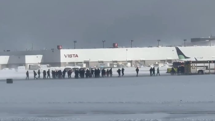 Des passagers sur le tarmac à l'aéroport Pearson de Toronto.