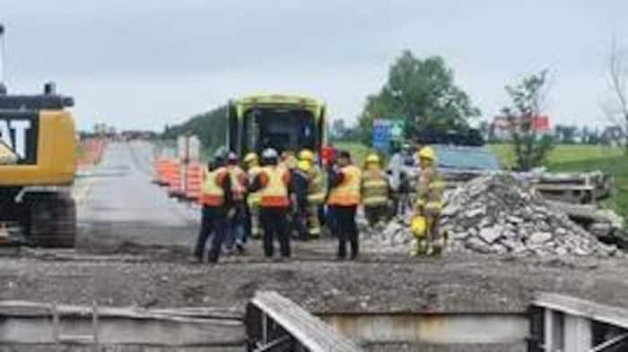 Des travailleurs situés près du pont où a eu lieu l'accident.