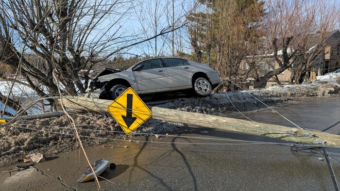 Un automobiliste a percuté un poteau d'Hydro Sherbrooke