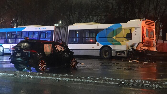 Un véhicule a percuté un autobus de la Société de transport de Montréal.