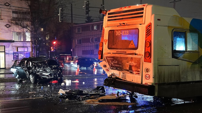 Un véhicule a percuté un autobus de la Société de transport de Montréal (STM). 