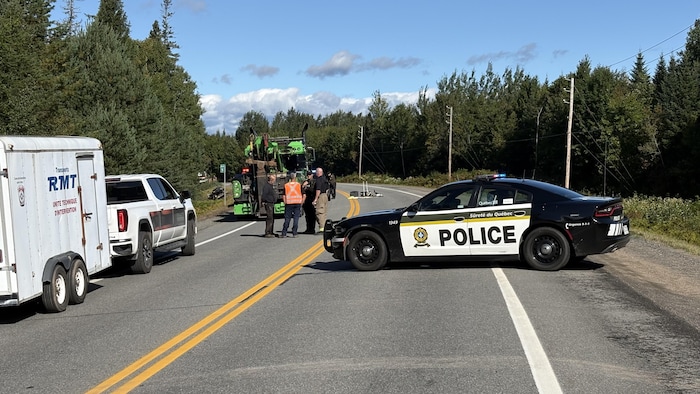 Une scène d'enquête collision sur une route.