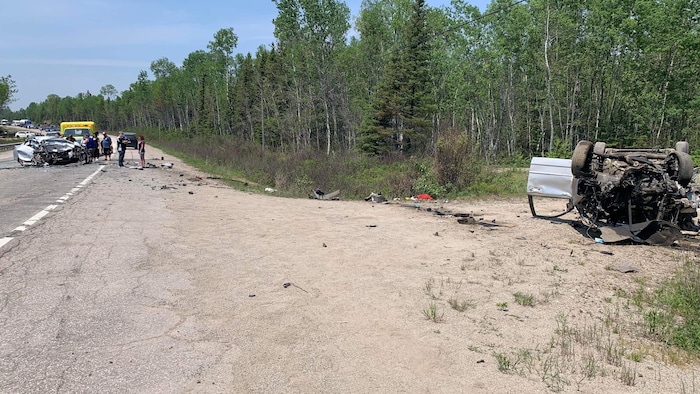 Une scène d'accident de voiture.