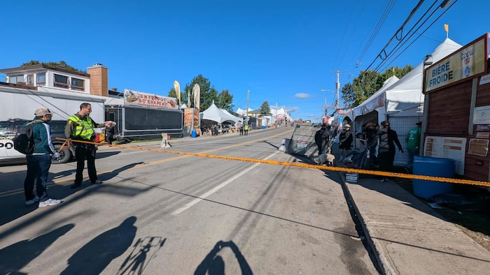 Des devantures de kiosques et une rue fermée.