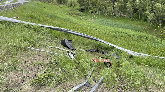 La scène d'un accident entre deux voiture.