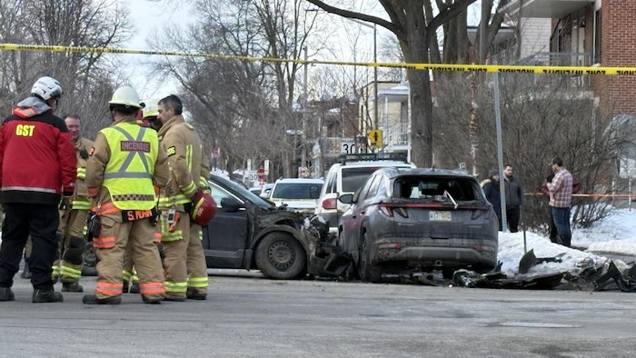 Des pompiers au travail près de deux véhicules accidentés.