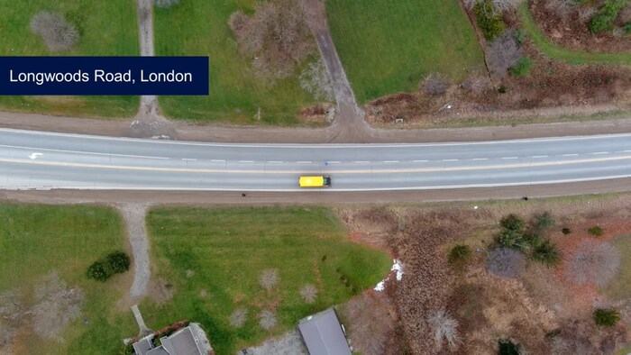 Une image de la police de London montre un autobus scolaire sur une route.