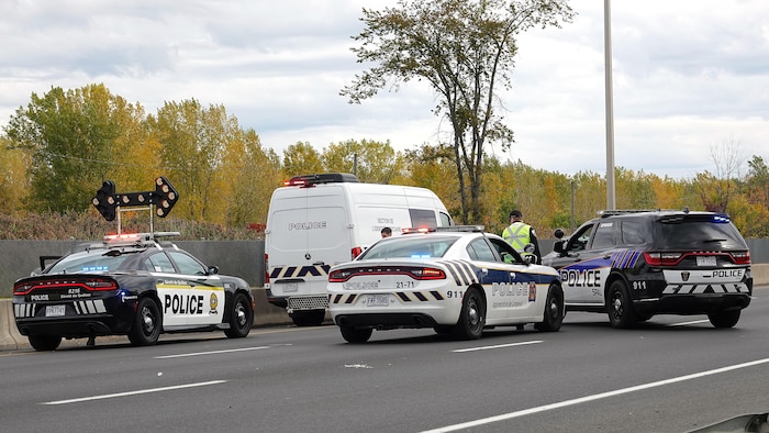 Des véhicules de police