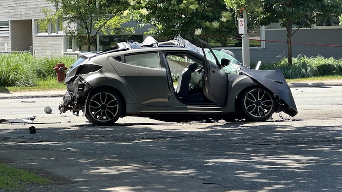 Un véhicule accidenté est immobilisé sur la chaussée.