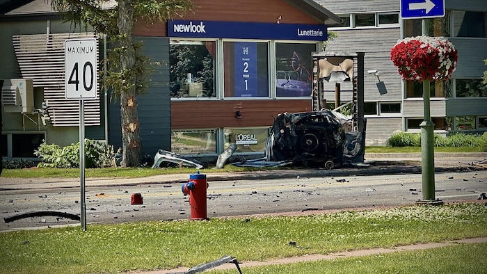 Un véhicule accidenté est immobilisé sur un terrain gazonné.