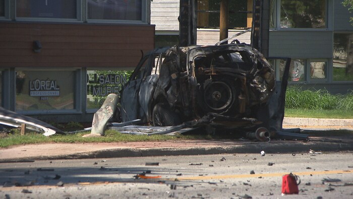Un véhicule accidenté est immobilisé sur un terrain gazonné.