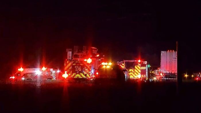 Des camions de pompiers et des ambulances sur les lieux d'un accident à Moncton, le 5 octobre 2026.