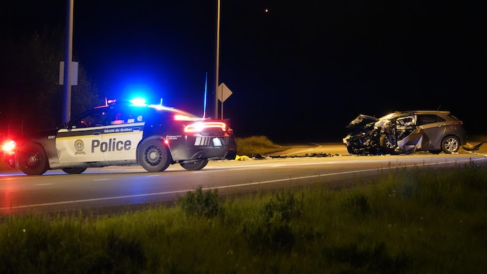 Une voiture accidentée sur la route 104 à Farnham.