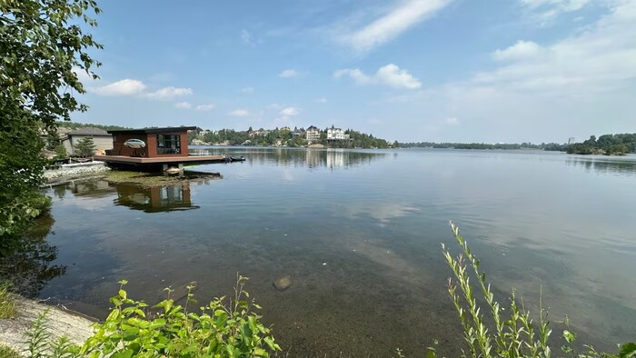 Un lac entouré de maisons.