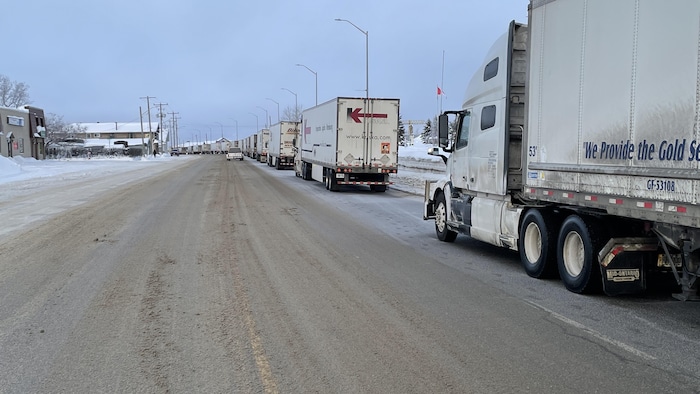 Des camions-remorques stationnés en file à Hearst.