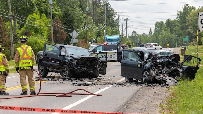 Deux véhicules endommagés par un accident.