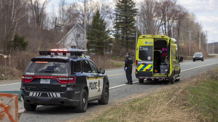 Une ambulance et une voiture de police.
