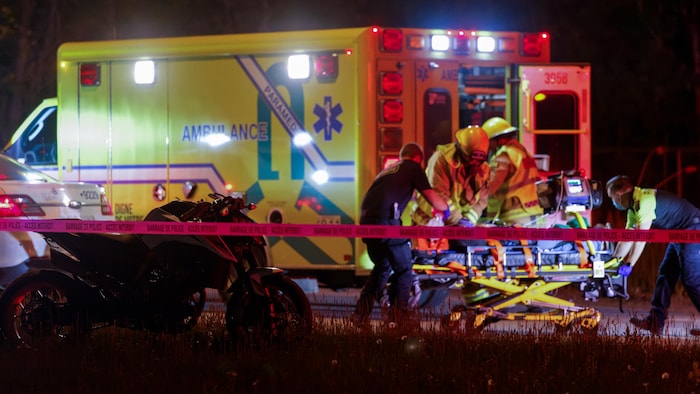 Un blessé est embarqué dans une ambulance 