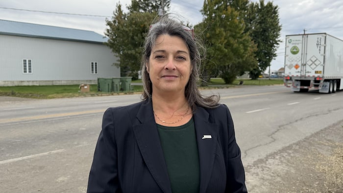 Renée Simard pose devant une route.