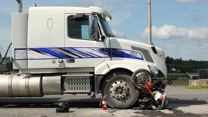 Une moto fracassée par un camion après un accident de la route