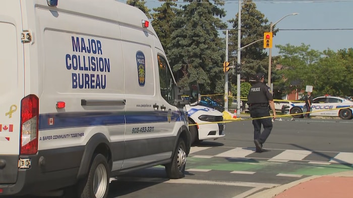 Des policiers sur une scène d'accident dans la région de Peel.