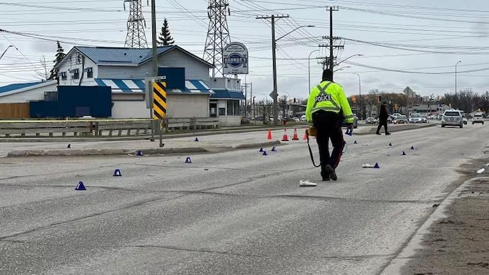 Un policier au milieu de route à Winnipeg le 4 mai 2024.