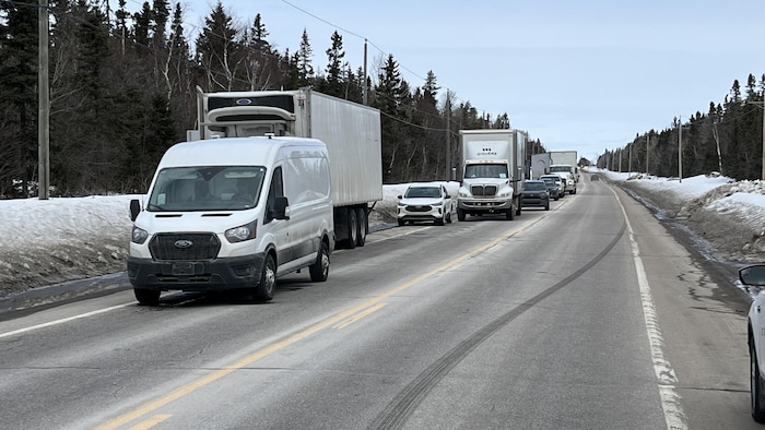Des voitures attendent sur la route à la suite de la fermeture de celle-ci.
