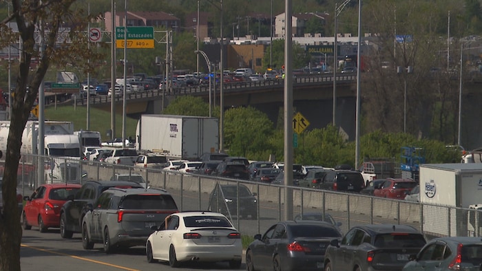 Un embouteillage sur un pont d'autoroute.